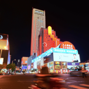 Neon Pulse of the City – Urban Nightlife in Motion